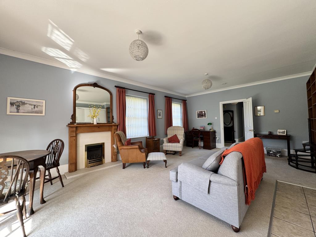 Lot: 138 - TWO-BEDROOM BUNGALOW WITH ANNEXE - Spacious living/dining room area